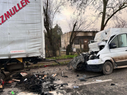 Két gépkocsi ütközött össze Szolnokon