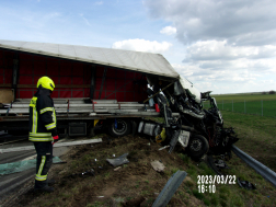 Álló teherautónak ütközött egy kamion az M44-esen