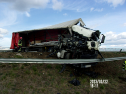 Álló teherautónak ütközött egy kamion az M44-esen