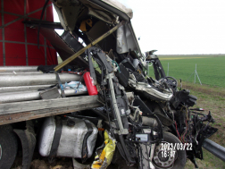 Álló teherautónak ütközött egy kamion az M44-esen