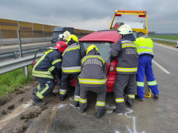 Szalagkorlátnak csapódott egy autó az M4-esen