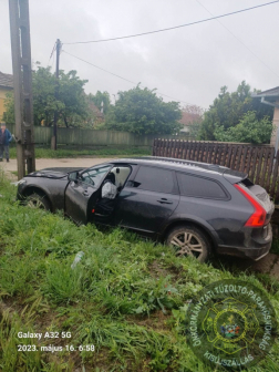 Villanyoszlopnak ütközött egy autó Kisújszálláson
