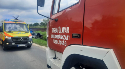 Árokba hajtott egy autó Kengyelen