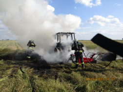 Kigyulladt egy traktor Tiszafürednél