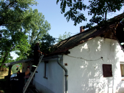 Még mindig ad munkát a tűzoltóknak a pénteki vihar