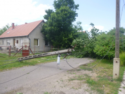 Még mindig ad munkát a tűzoltóknak a pénteki vihar