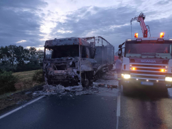 Kigyulladt egy kamion Fegyverneknél