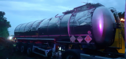 Veszélyes anyagot szállító kamion balesetezett a 4-es főúton