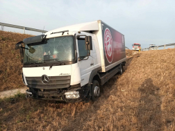 Átszakította a szalagkorlátot egy teherautó az M4-esen