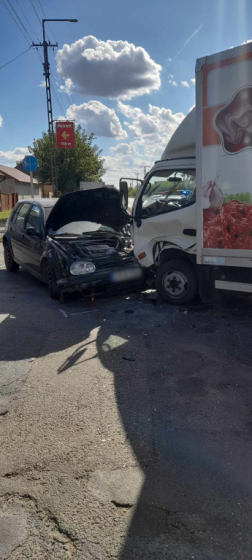 Kisteherautóval ütközött egy autó Túrkevén