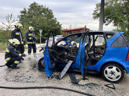 Kigyulladt egy személyautó a szolnoki Vegyiművek lakótelepnél