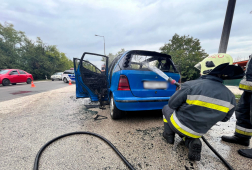 Kigyulladt egy személyautó a szolnoki Vegyiművek lakótelepnél