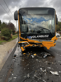 Autóbusszal ütközött egy gépkocsi Szolnokon