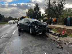 Autóbusszal ütközött egy gépkocsi Szolnokon