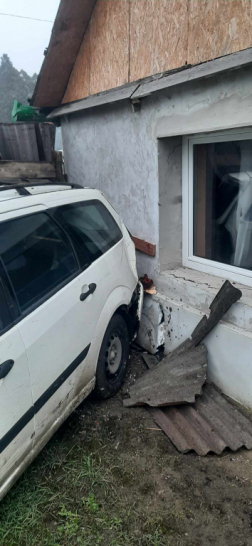 Ház falának ütközött egy gépkocsi Jászapátiban