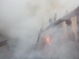 Kigyulladt egy családi ház Jászberényben