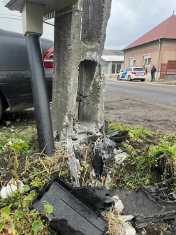 Villanyoszlopnak ütközött egy autó Tiszaföldváron