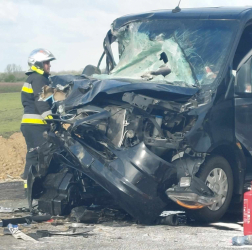 Teherautó ütközött kisbusszal Kisújszállásnál