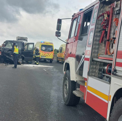 Teherautó ütközött kisbusszal Kisújszállásnál