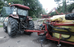 Kamionnal ütközött egy traktor Karcagon