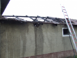 Kigyulladt egy melléképület Törökszentmiklóson