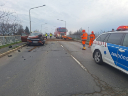 Utánfutónak ütközött egy autó Szolnokon