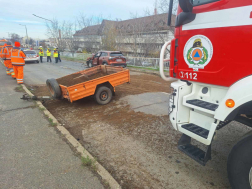 Utánfutónak ütközött egy autó Szolnokon