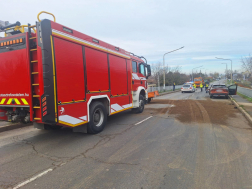 Utánfutónak ütközött egy autó Szolnokon