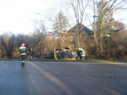 Felborult egy gépkocsi Jászjákóhalmánál