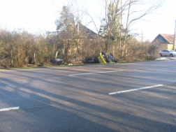 Felborult egy gépkocsi Jászjákóhalmánál