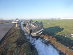 Tetejére borult egy jármű Jászfényszarunál