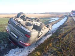 Tetejére borult egy jármű Jászfényszarunál