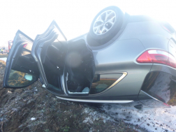 Tetejére borult egy jármű Jászfényszarunál