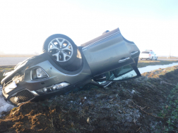 Tetejére borult egy jármű Jászfényszarunál