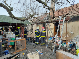 Kigyulladt egy melléképület Jászapátiban