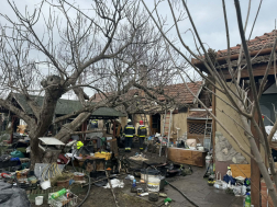 Kigyulladt egy melléképület Jászapátiban