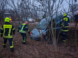 Árokba sodródott egy autó Jászárokszállásnál