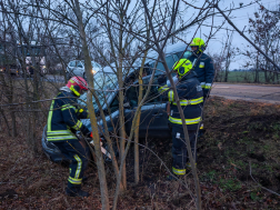 Árokba sodródott egy autó Jászárokszállásnál