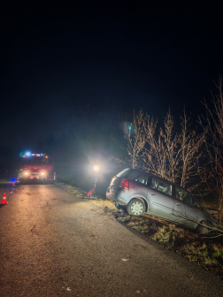 Árokba sodródott egy autó Jászárokszállásnál