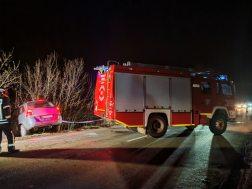 Árokba sodródott egy autó Jászárokszállásnál