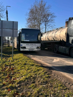 Busszal ütközött egy autó Tiszafüreden