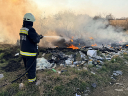 Hulladék és száraz fű gyulladt ki Szolnokon