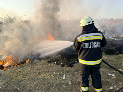 Hulladék és száraz fű gyulladt ki Szolnokon