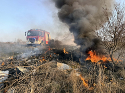Hulladék és száraz fű gyulladt ki Szolnokon