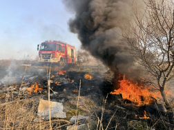 Hulladék és száraz fű gyulladt ki Szolnokon