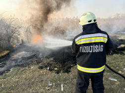 Hulladék és száraz fű gyulladt ki Szolnokon