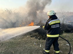 Hulladék és száraz fű gyulladt ki Szolnokon