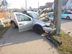 Villanyoszlopnak hajtott egy autó Jászberényben