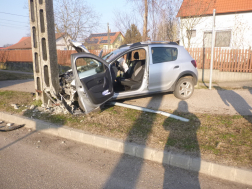 Villanyoszlopnak hajtott egy autó Jászberényben