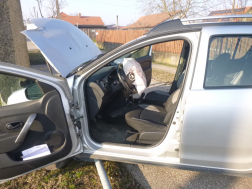 Villanyoszlopnak hajtott egy autó Jászberényben